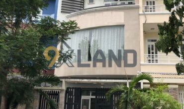 <1PLB>: BÁN KHÁCH SẠN 4 TẦNG MẶT TIỀN – ĐƯỜNG D32- 1 TRỆT 2 LẦU 1 SÂN THƯỢNG – PHƯỜNG PHƯỚC LONG B – 126M²